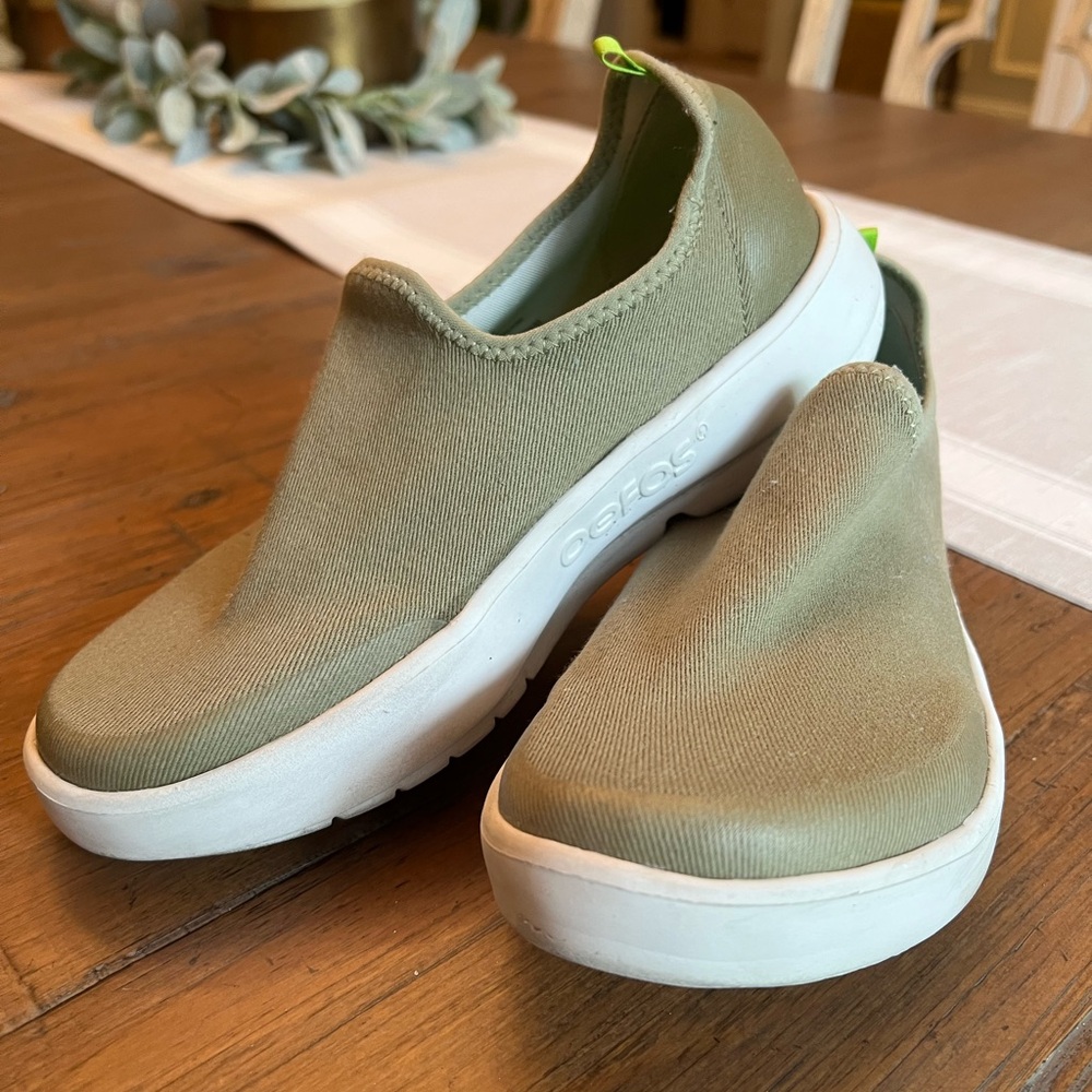 OOFOS Green WOMEN'S OOMG EEZEE LOW SHOE